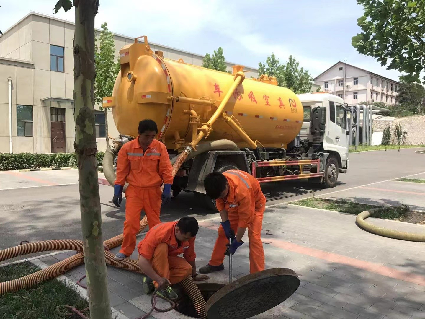 栾川管道疏通车停在窨井附近